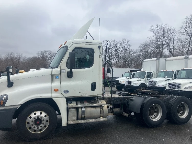 2019 Freightliner Cascadia in Fitchburg, MA — photo 4
