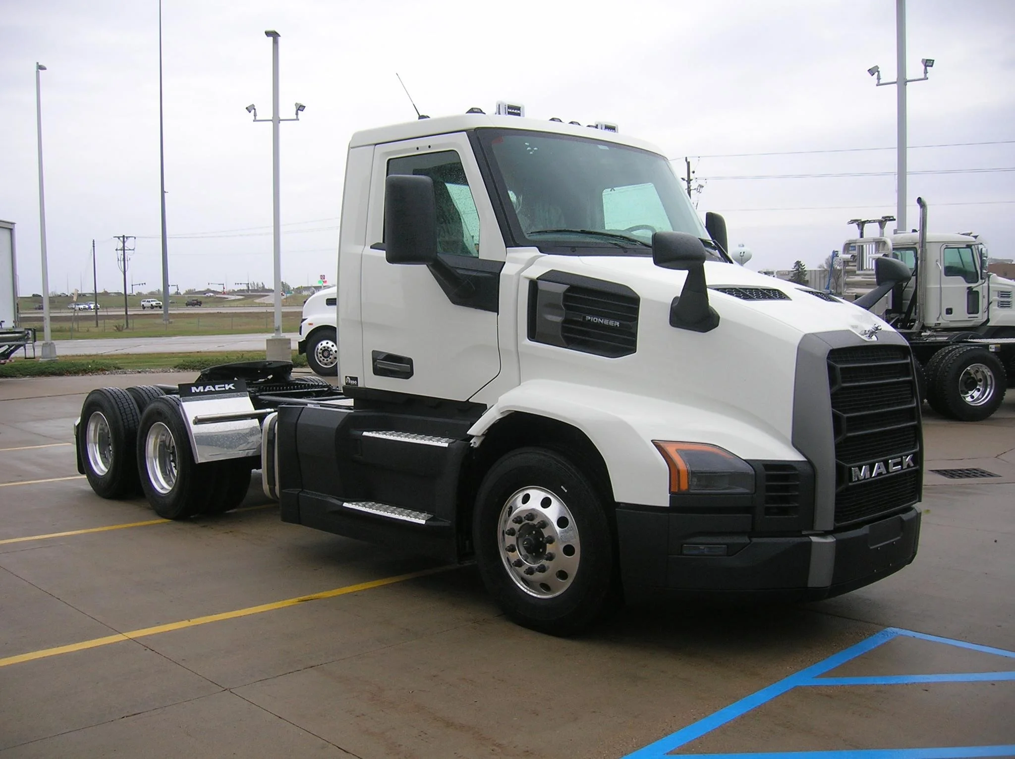 2026 Mack Pioneer — photo 3