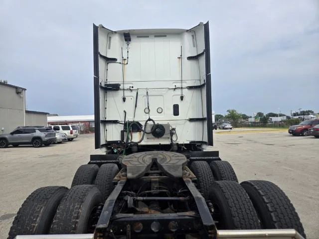 2021 International LT — photo 6