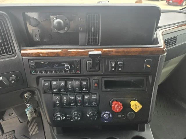 2021 International LT — photo 16
