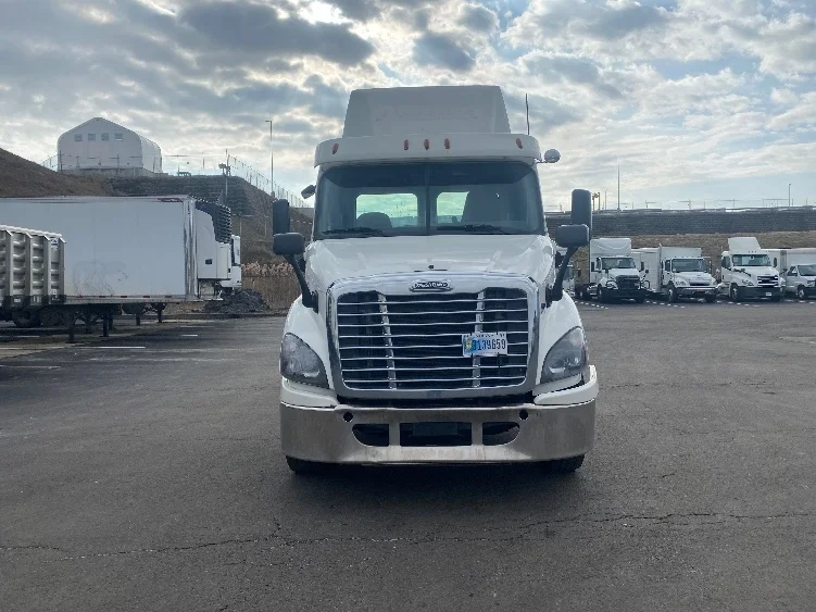 2017 Freightliner Cascadia - image 2