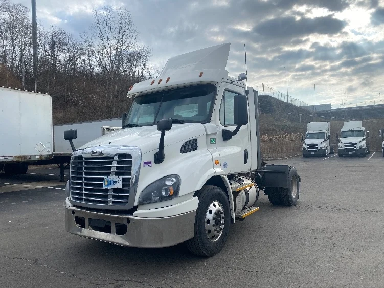2017 Freightliner Cascadia - image 3