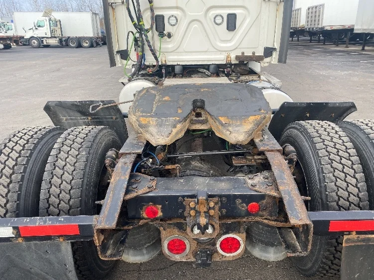 2017 Freightliner Cascadia - image 6