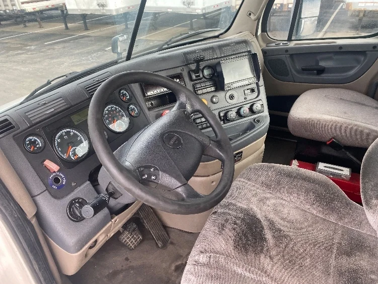 2017 Freightliner Cascadia - image 10