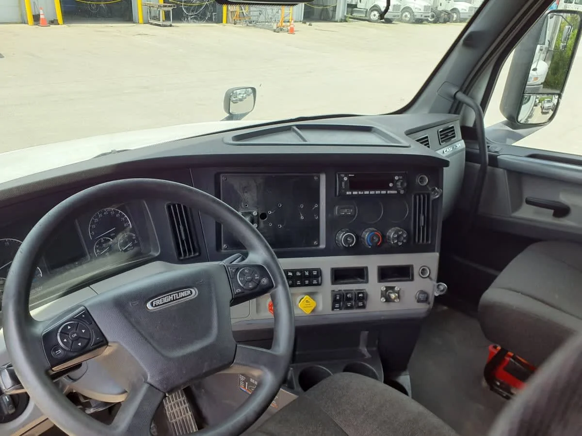 2022 Freightliner Cascadia in Indianapolis, IN — photo 11