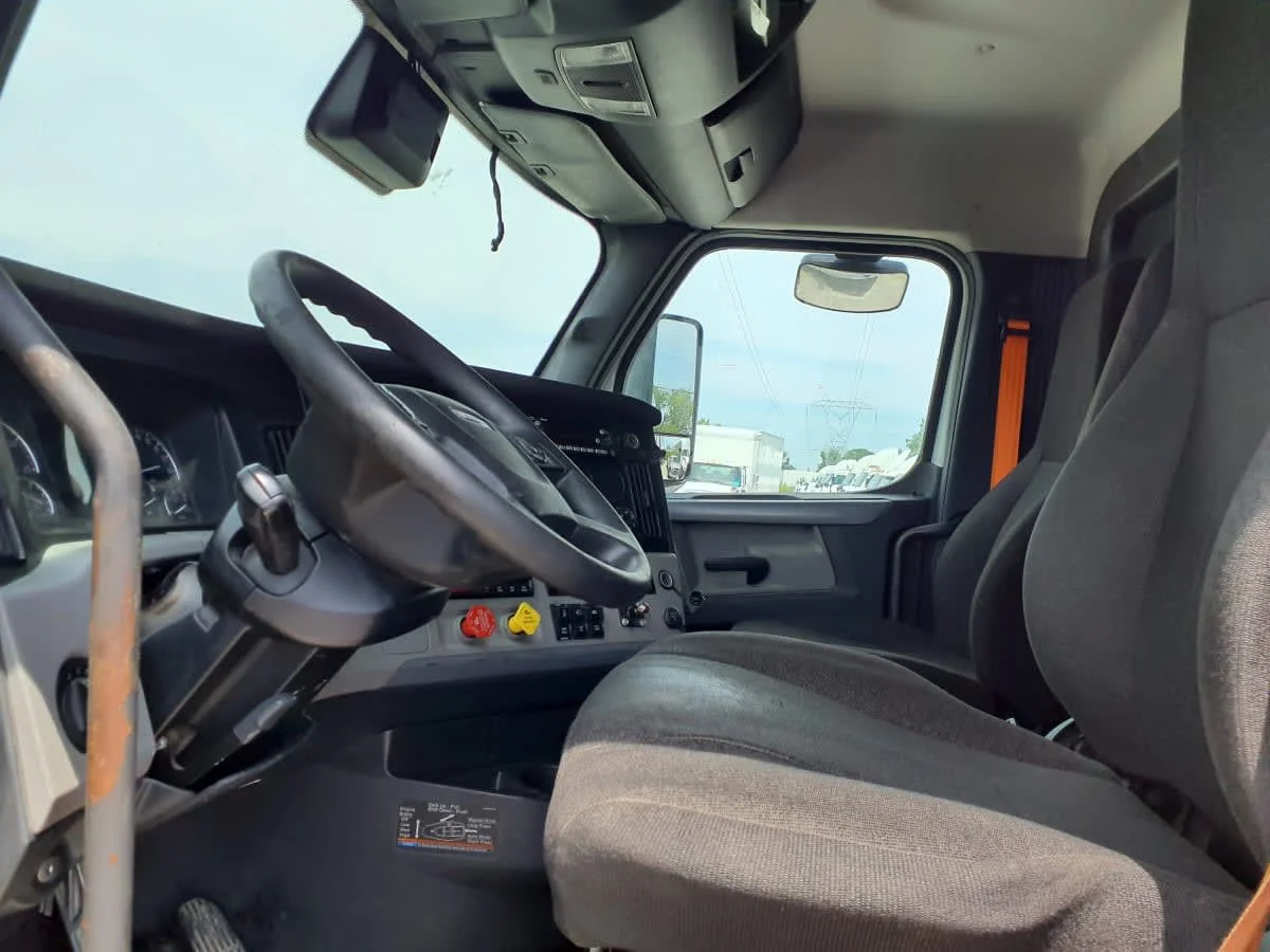 2022 Freightliner Cascadia in Indianapolis, IN — photo 7
