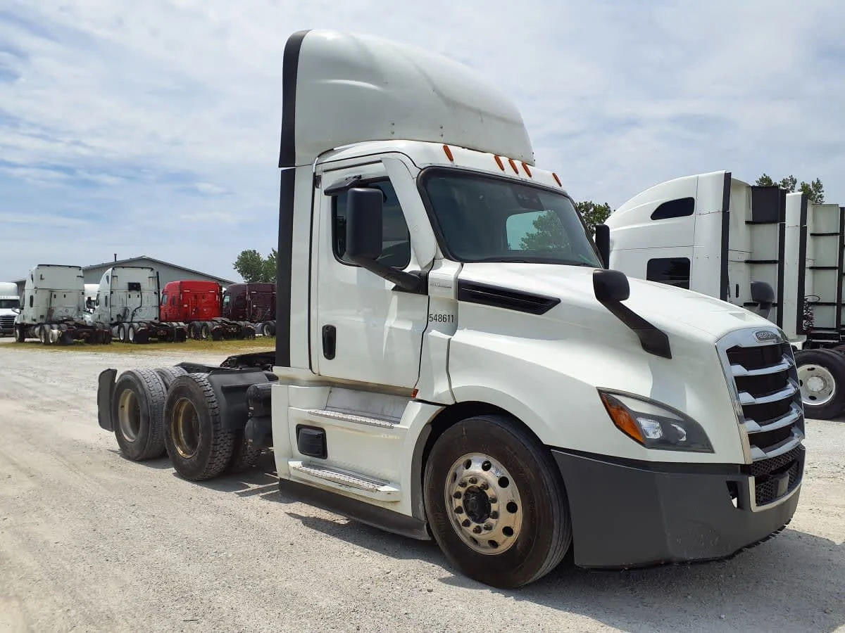 2022 Freightliner Cascadia in Indianapolis, IN — photo 3