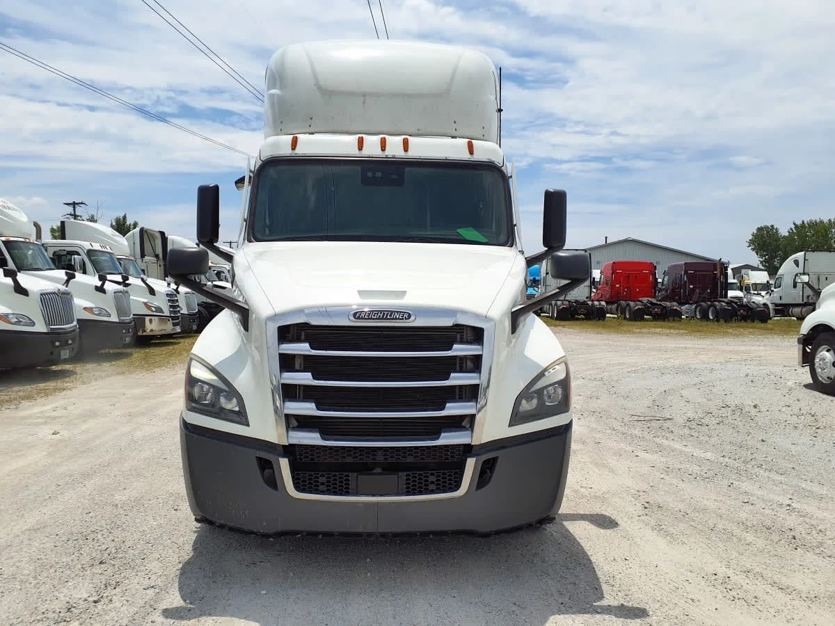 2022 Freightliner Cascadia in Indianapolis, IN — photo 2