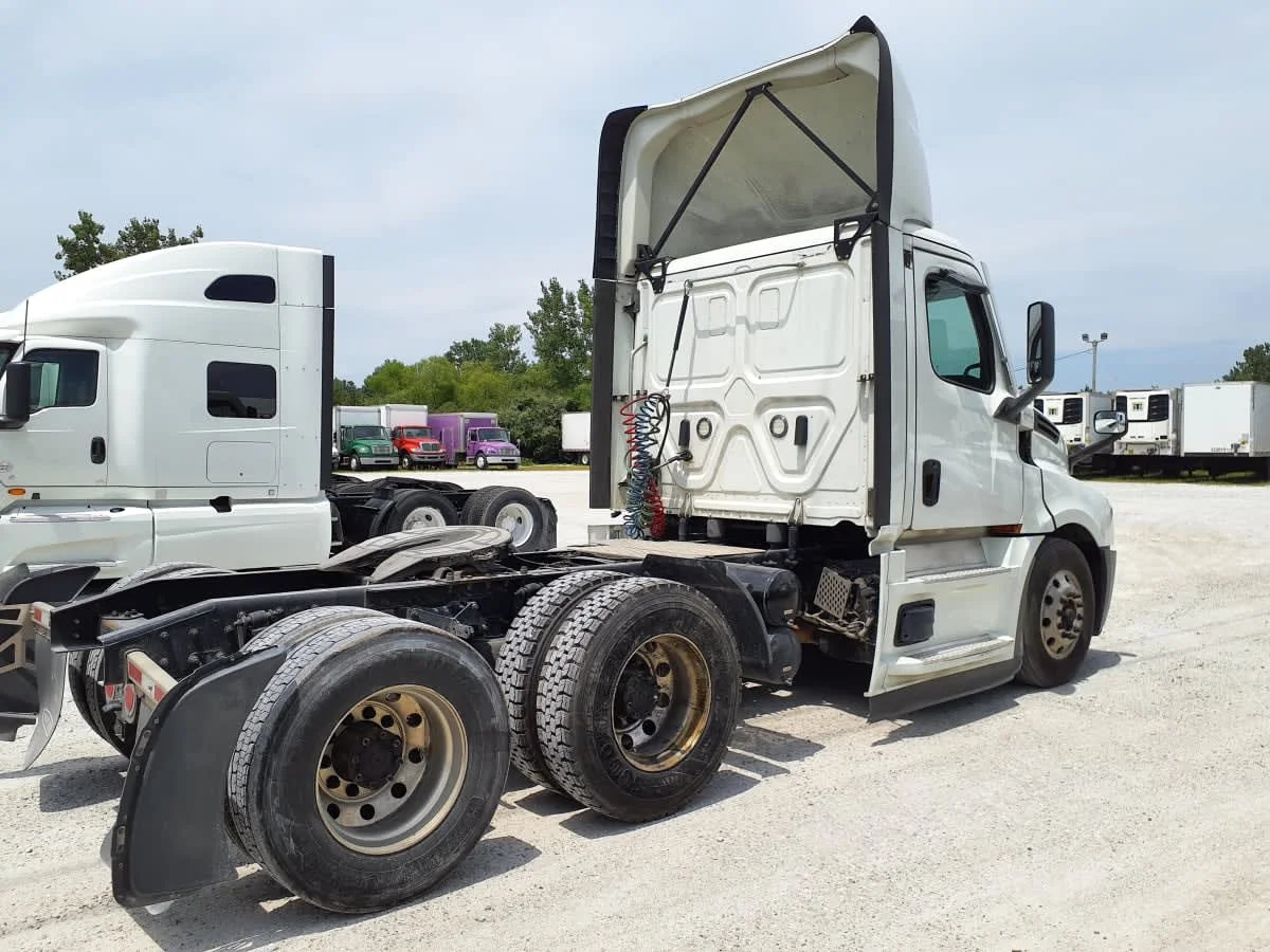 2022 Freightliner Cascadia in Indianapolis, IN — photo 4
