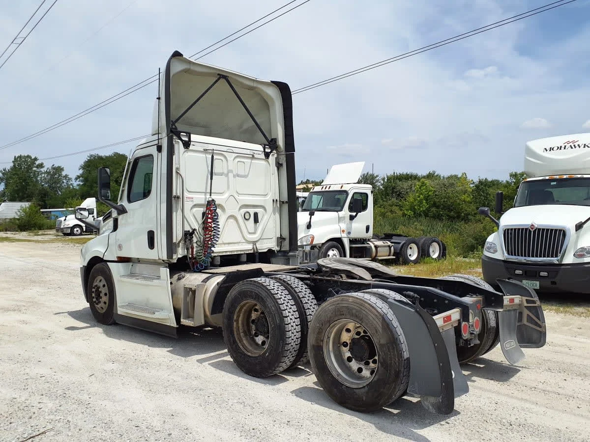 2022 Freightliner Cascadia in Indianapolis, IN — photo 6