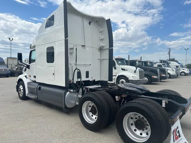 2021 Peterbilt 579 - image 2