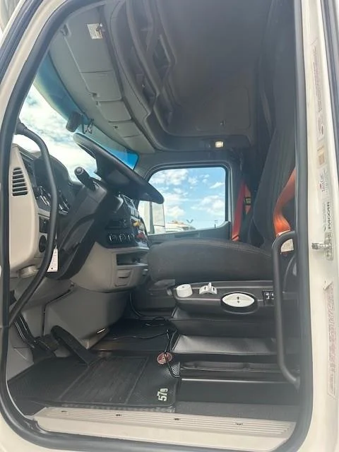 2021 Peterbilt 579 in Fontana, CA — photo 10