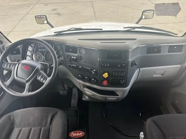 2021 Peterbilt 579 in Fontana, CA — photo 5