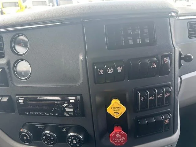 2021 Peterbilt 579 in Fontana, CA — photo 6
