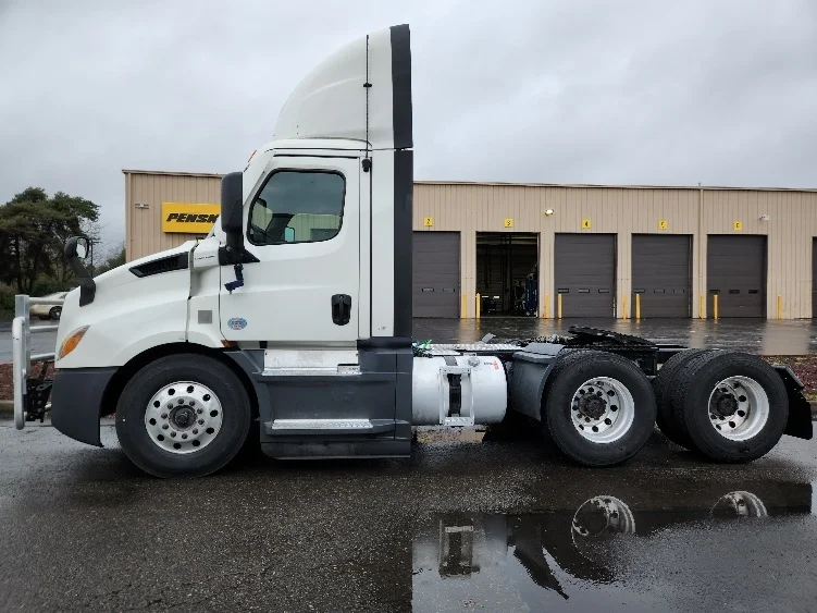 2021 Freightliner Cascadia in Kent, WA — photo 4