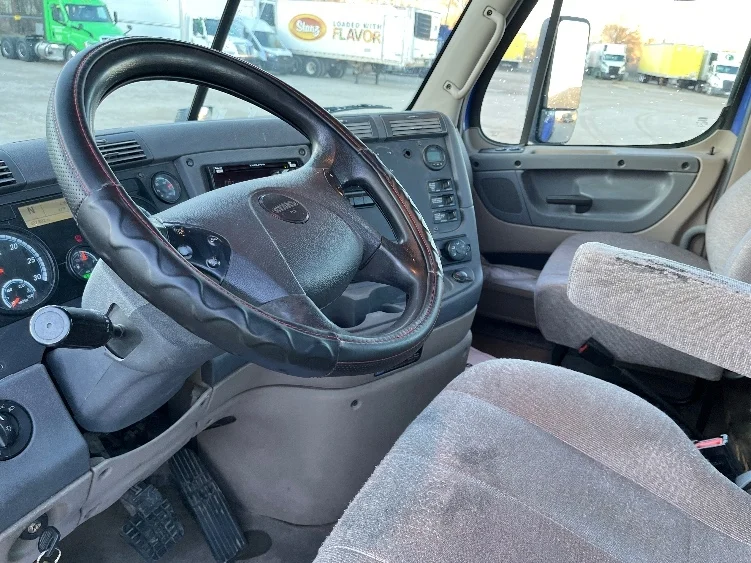 2020 Freightliner Cascadia - image 10