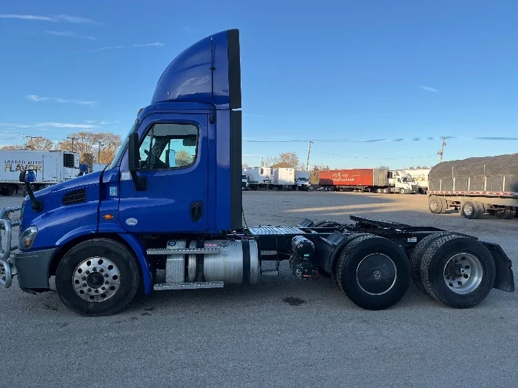 2020 Freightliner Cascadia - image 4