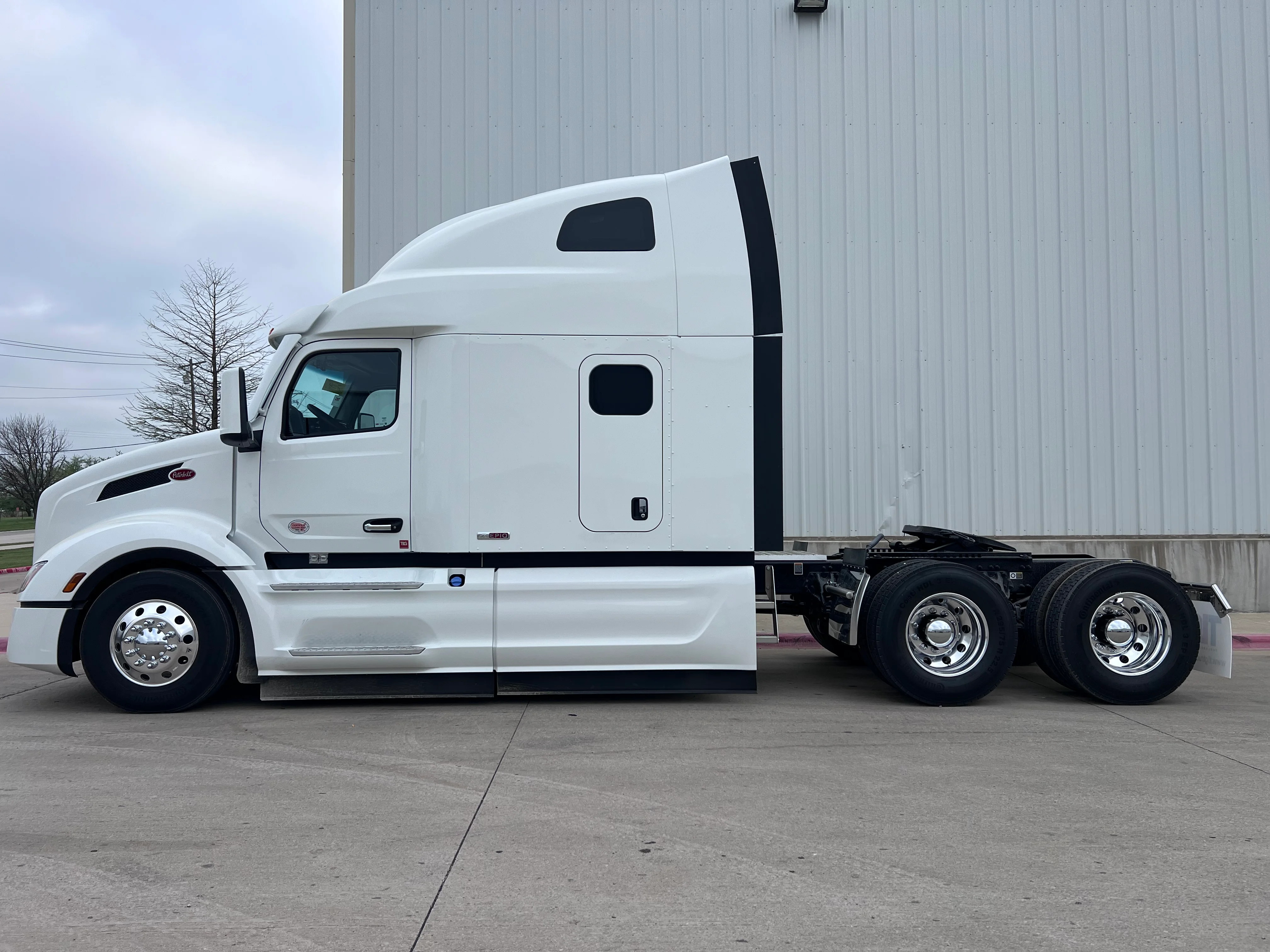 2027 Peterbilt 579 in Louisville, KY — photo 2