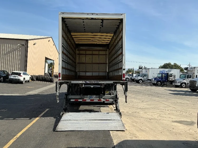 2019 Hino 268 - image 9