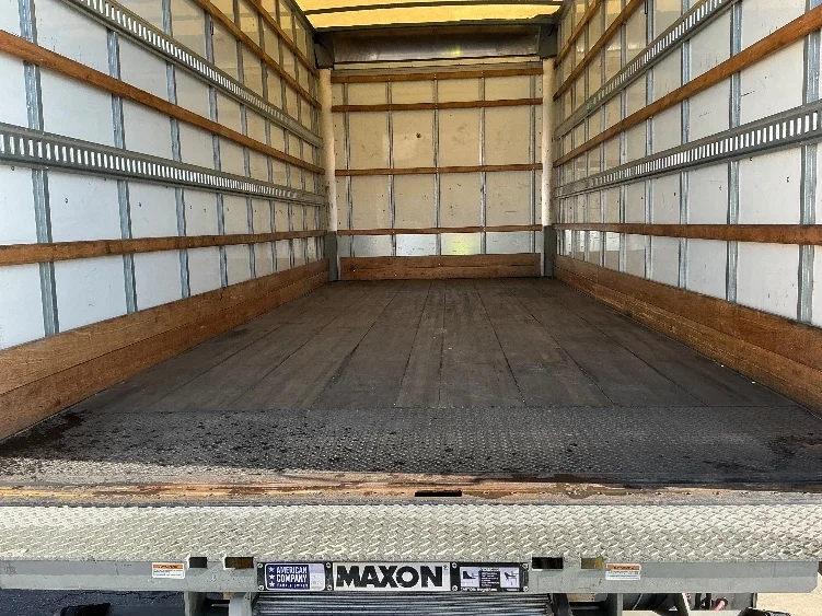 2019 Hino 268 - image 10