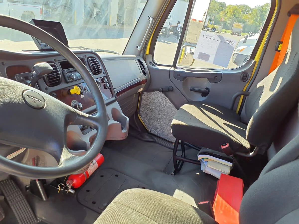 2016 Freightliner M2 106 - image 7