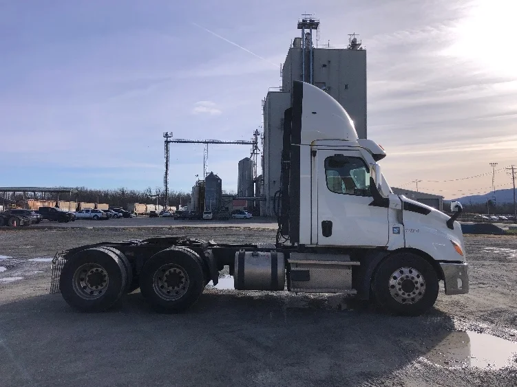 2021 Freightliner Cascadia - image 8
