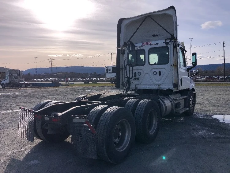 2021 Freightliner Cascadia - image 7