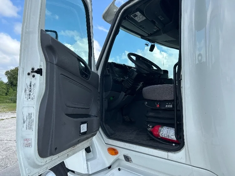 2020 International LT in Tampa, FL — photo 9