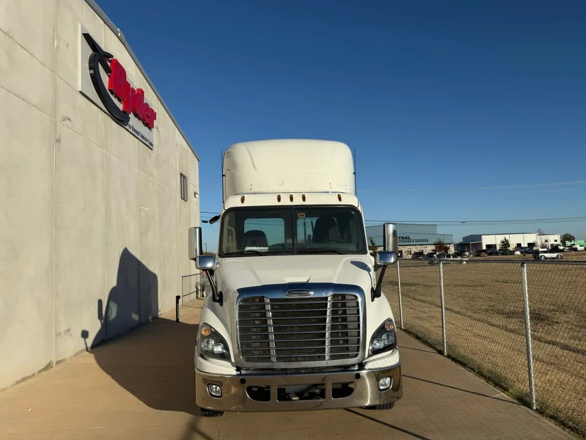 2017 Freightliner Cascadia - image 2