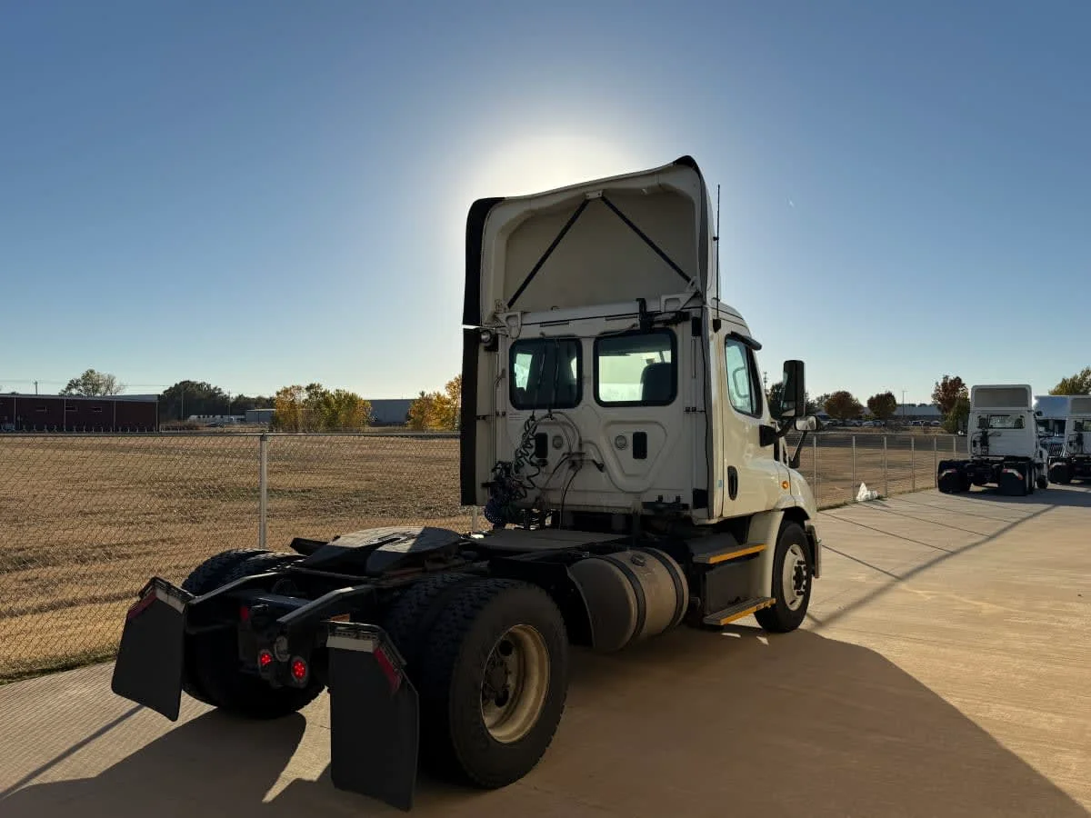 2017 Freightliner Cascadia - image 4