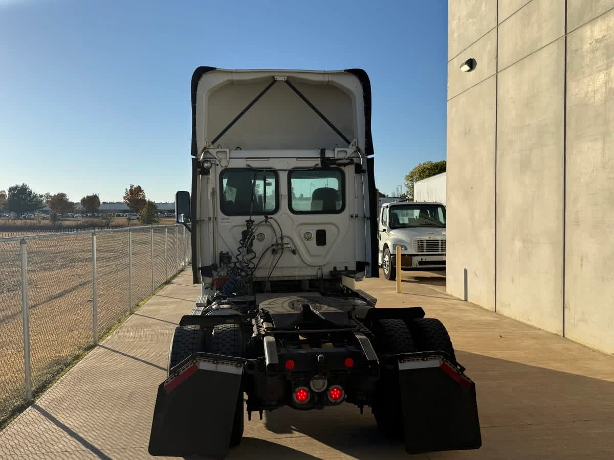 2017 Freightliner Cascadia - image 5