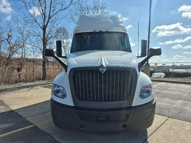 2023 International LT - image 2