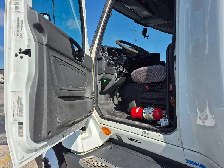 2023 International LT - image 9