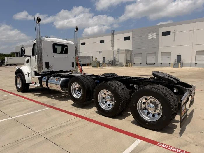 2027 Peterbilt 567 — photo 8