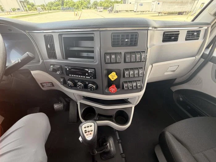 2027 Peterbilt 567 — photo 23