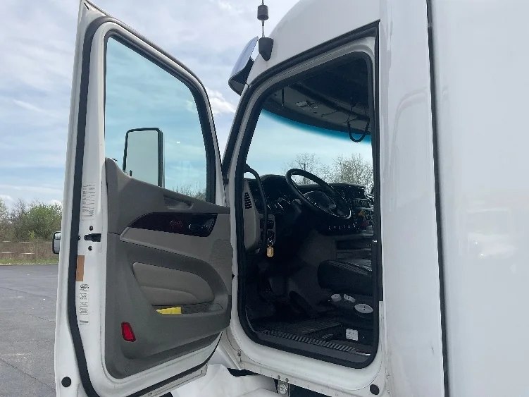 2019 Peterbilt 579 - image 9
