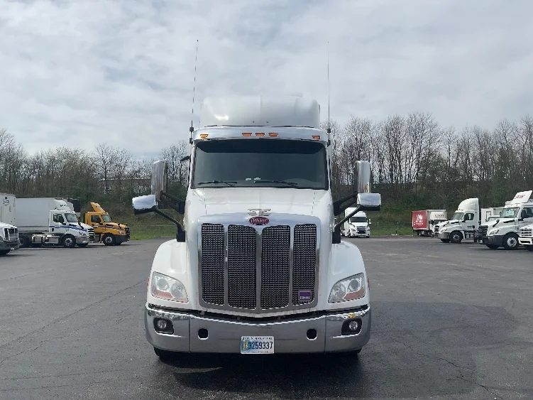 2019 Peterbilt 579 - image 2