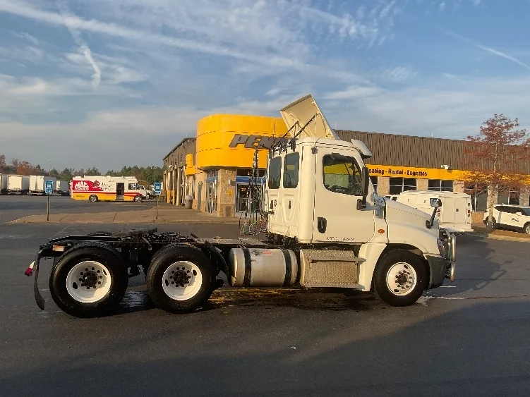 2020 Freightliner Cascadia - image 8