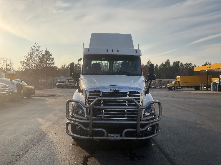 2020 Freightliner Cascadia - image 2