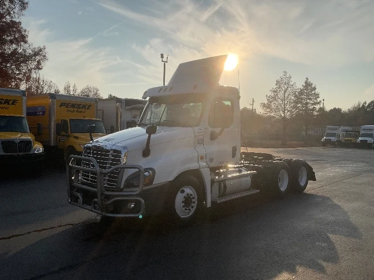 2020 Freightliner Cascadia - image 3