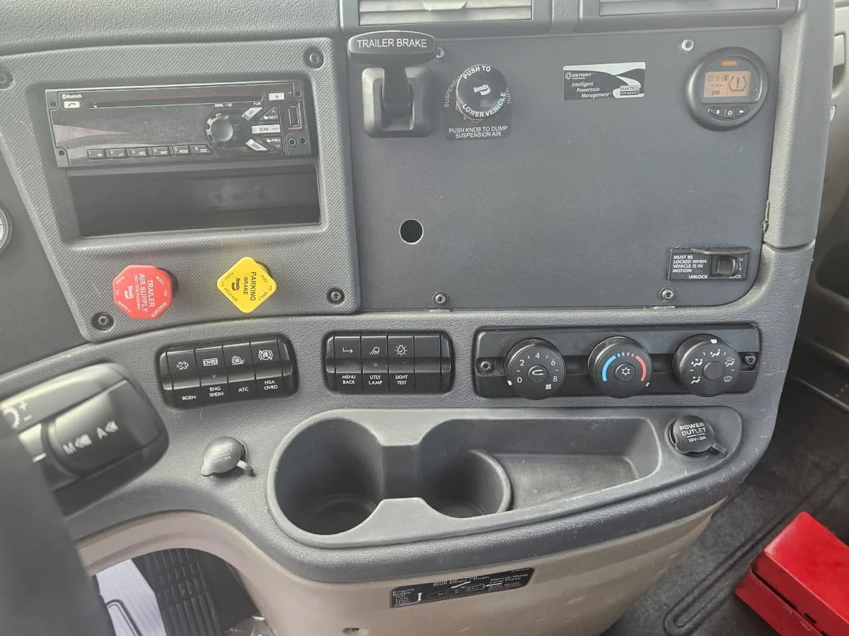 2018 Freightliner Cascadia - image 9