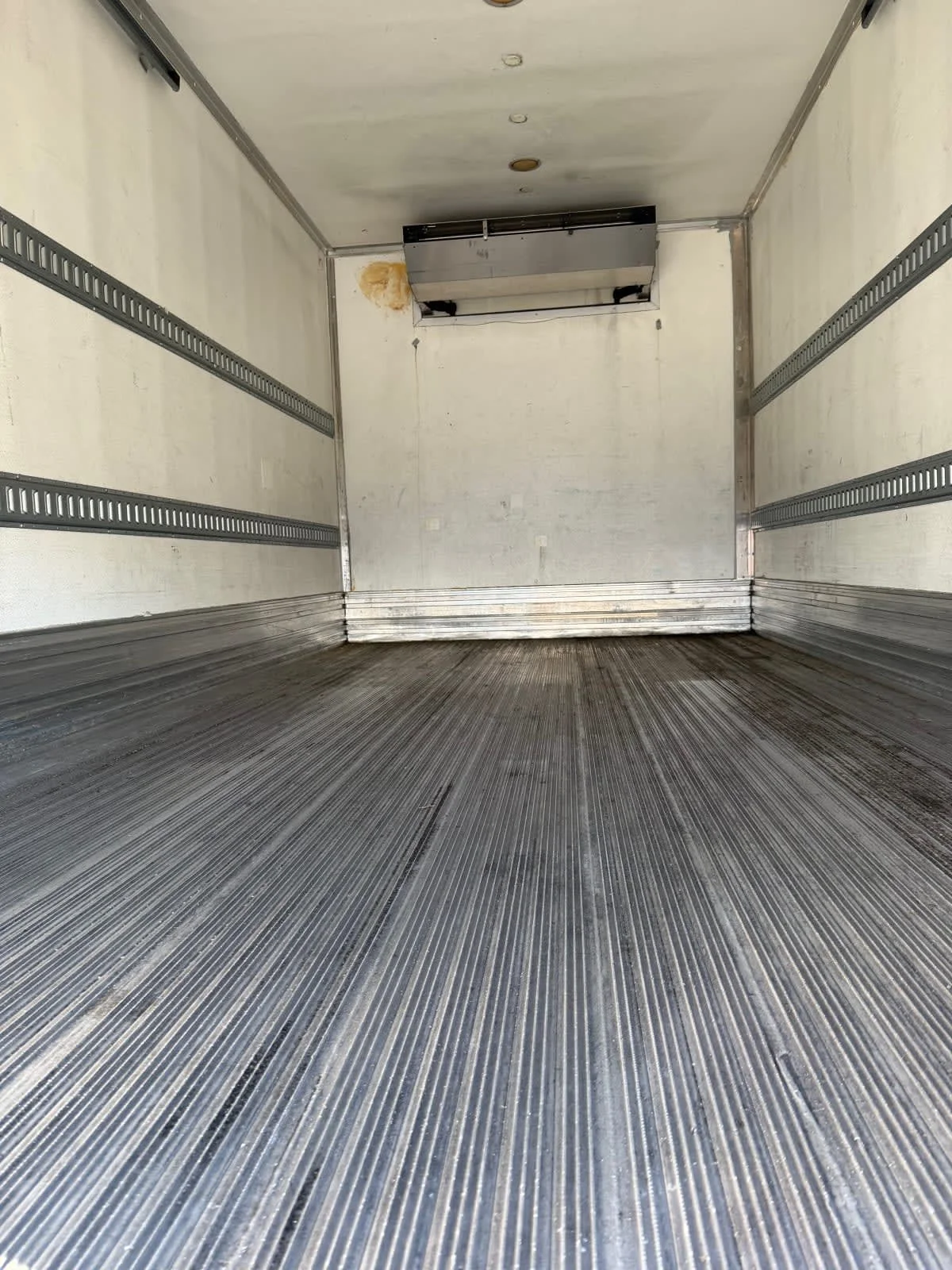 2020 Isuzu NQR - image 9