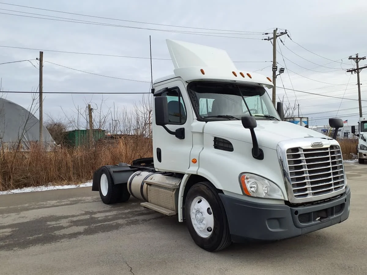 2019 Freightliner Cascadia - image 3