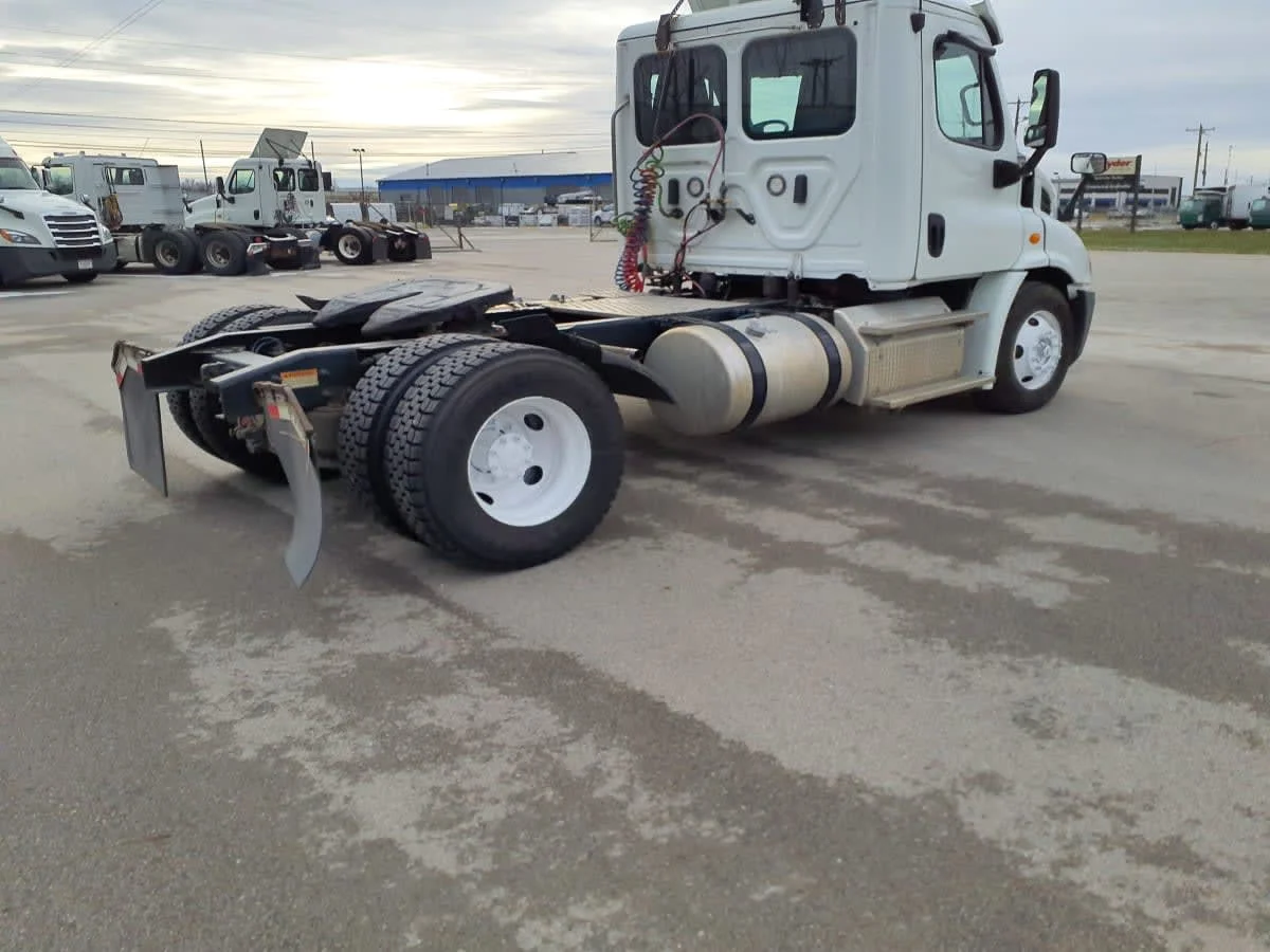 2019 Freightliner Cascadia - image 4