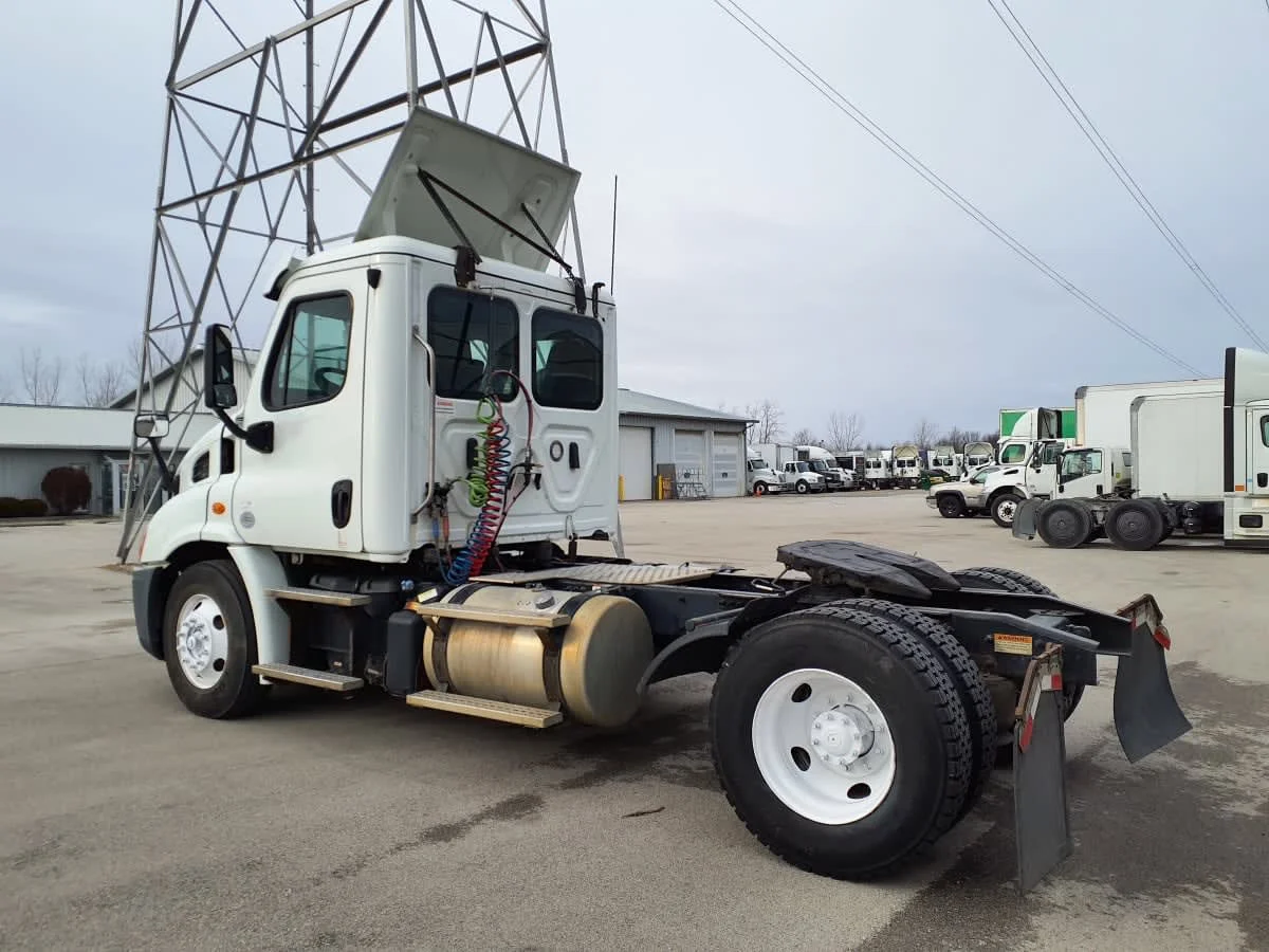 2019 Freightliner Cascadia in Indianapolis, IN — photo 6