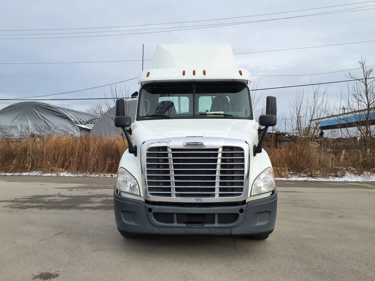 2019 Freightliner Cascadia in Indianapolis, IN — photo 2