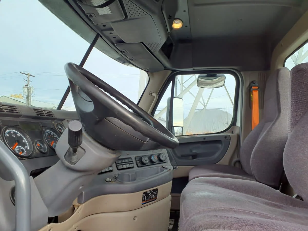 2019 Freightliner Cascadia in Indianapolis, IN — photo 7