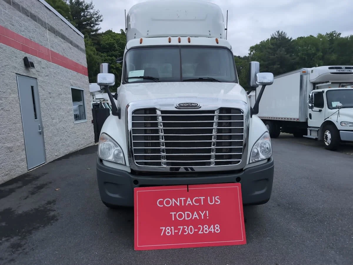2020 Freightliner Cascadia in Norwood, MA — photo 2
