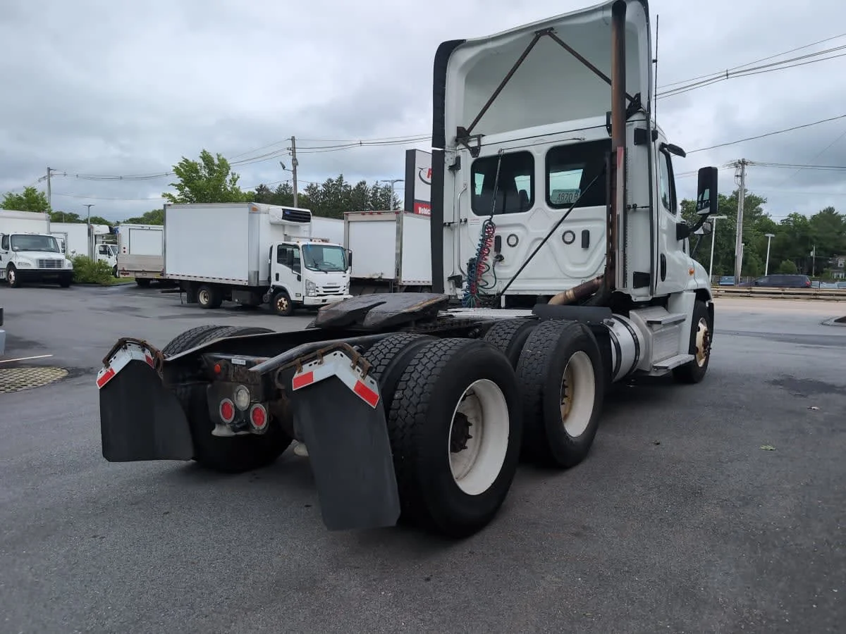 2020 Freightliner Cascadia in Norwood, MA — photo 4