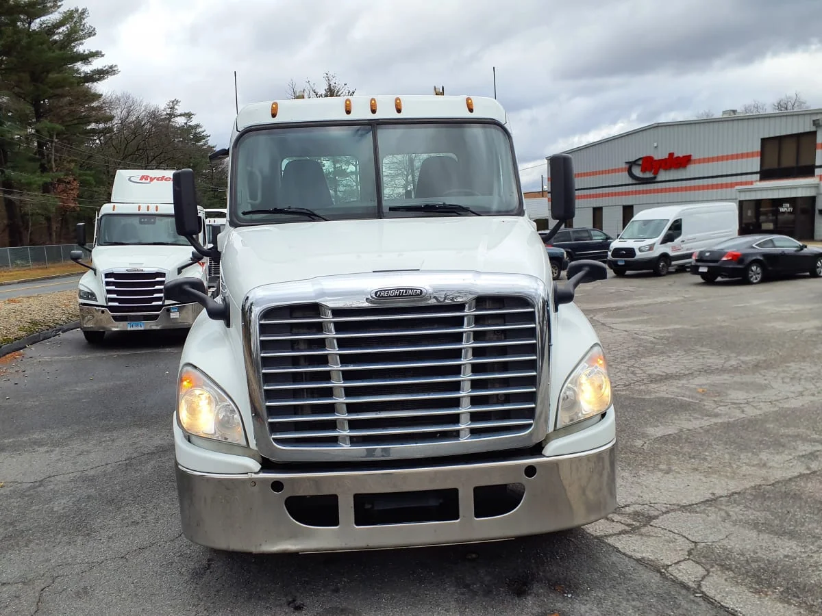 2017 Freightliner Cascadia - image 2